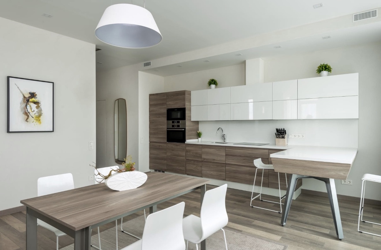 Proyecto Toscana — Blanco brillo · Madera natural
