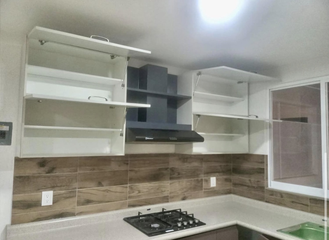 Detalle — Gris y blanco · Respaldo de madera