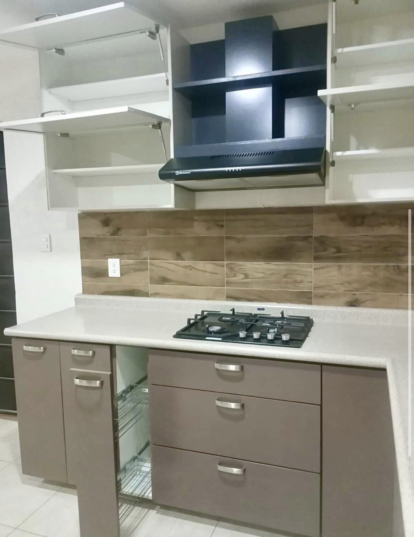 Detalle — Gris y blanco · Respaldo de madera