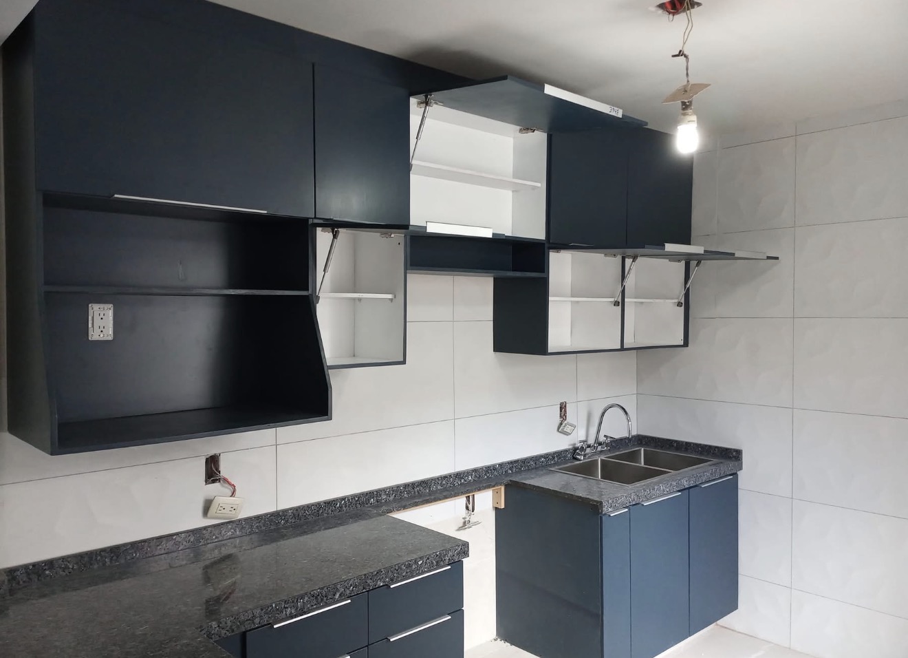 Detalle — Azul marino · Granito negro