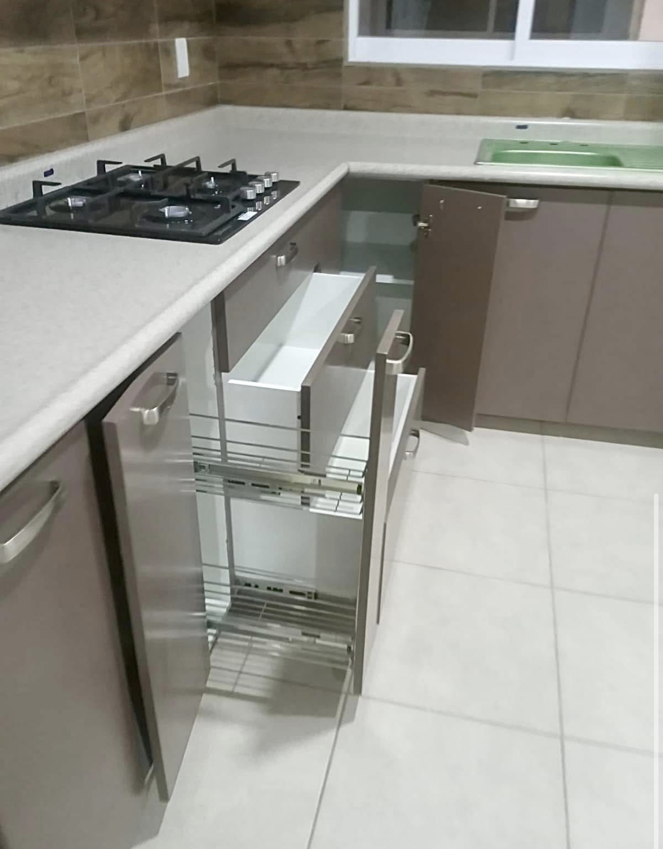 Detalle — Gris y blanco · Respaldo de madera