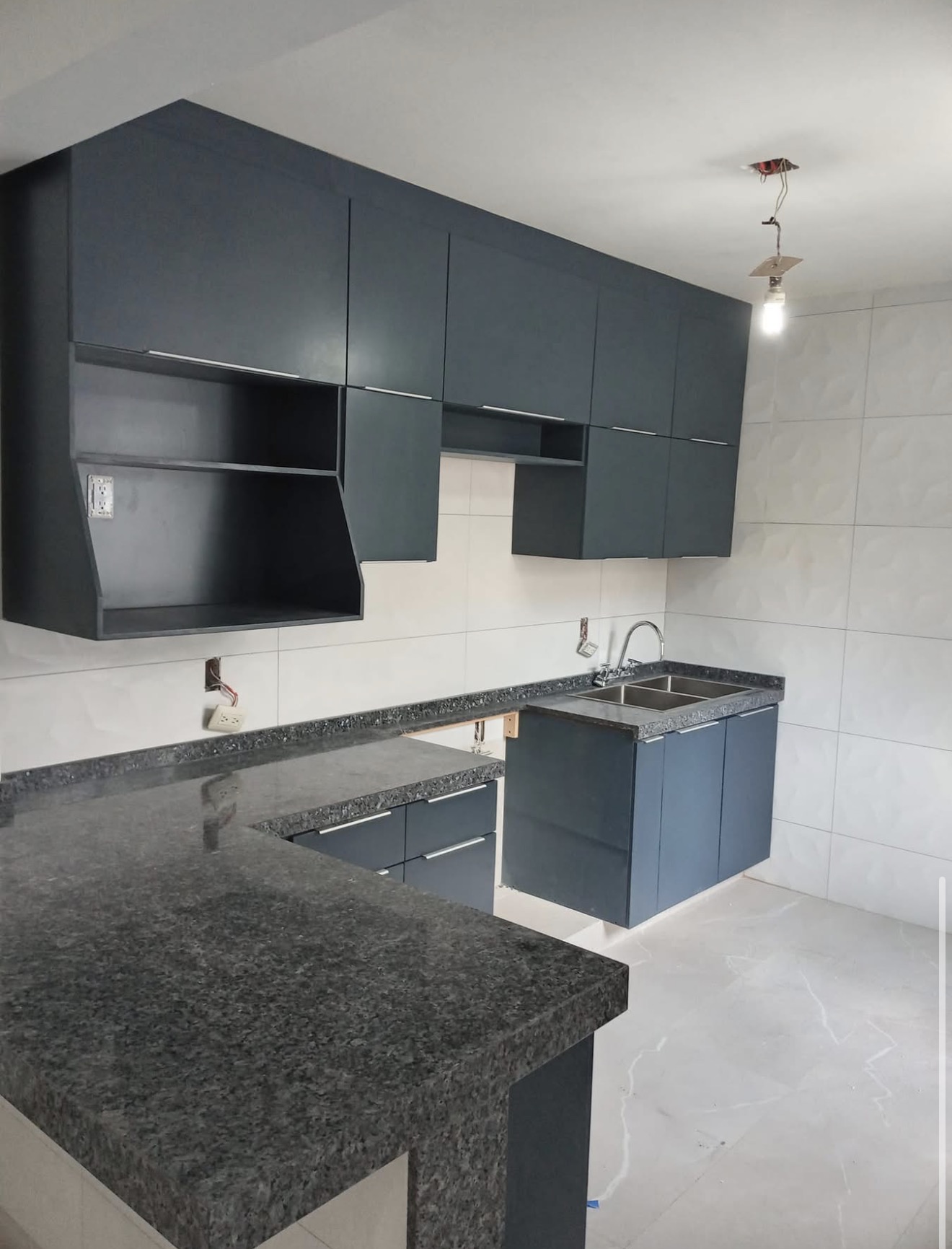 Cocina integral azul marino instalada por Toscana