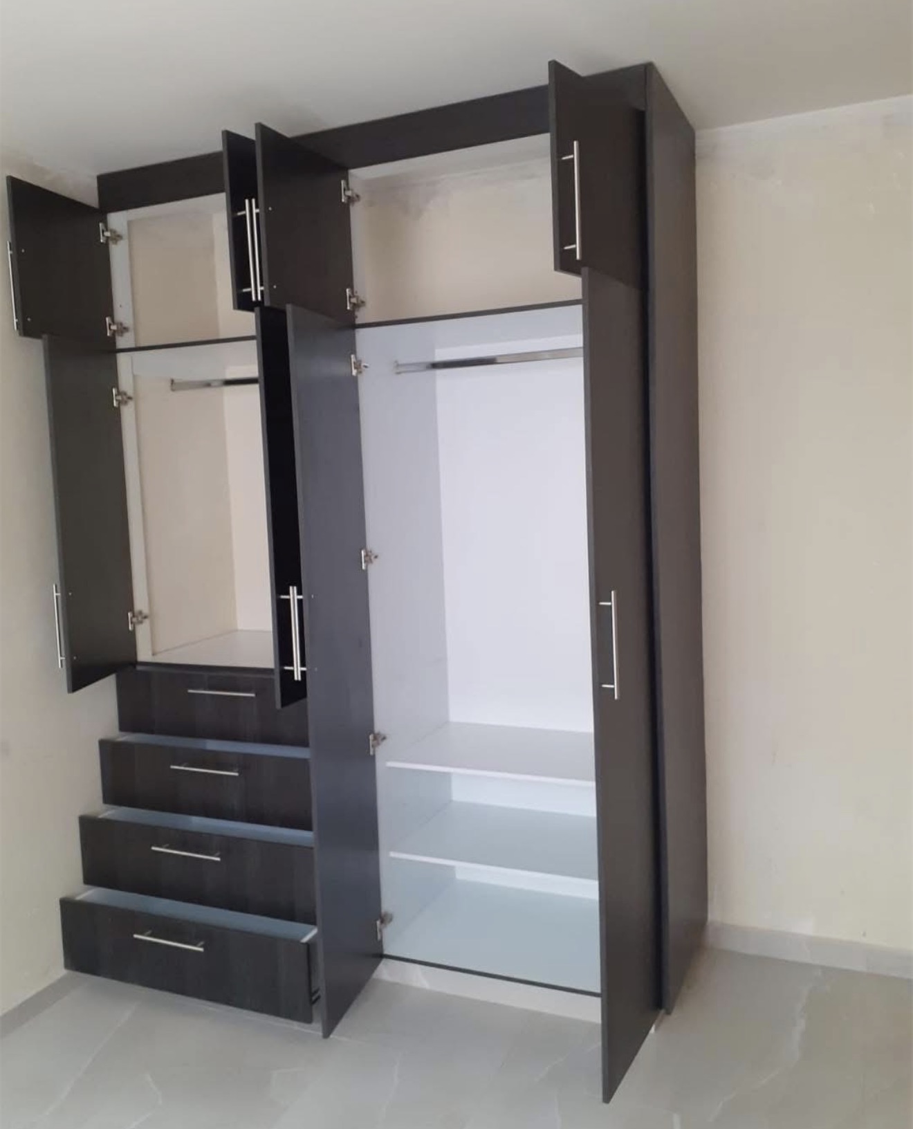 Proyecto Toscana — Closet a medida · Nogal oscuro