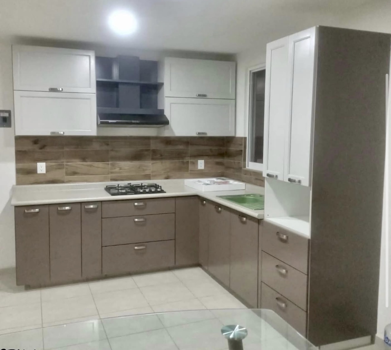 Proyecto Toscana — Gris y blanco · Respaldo de madera