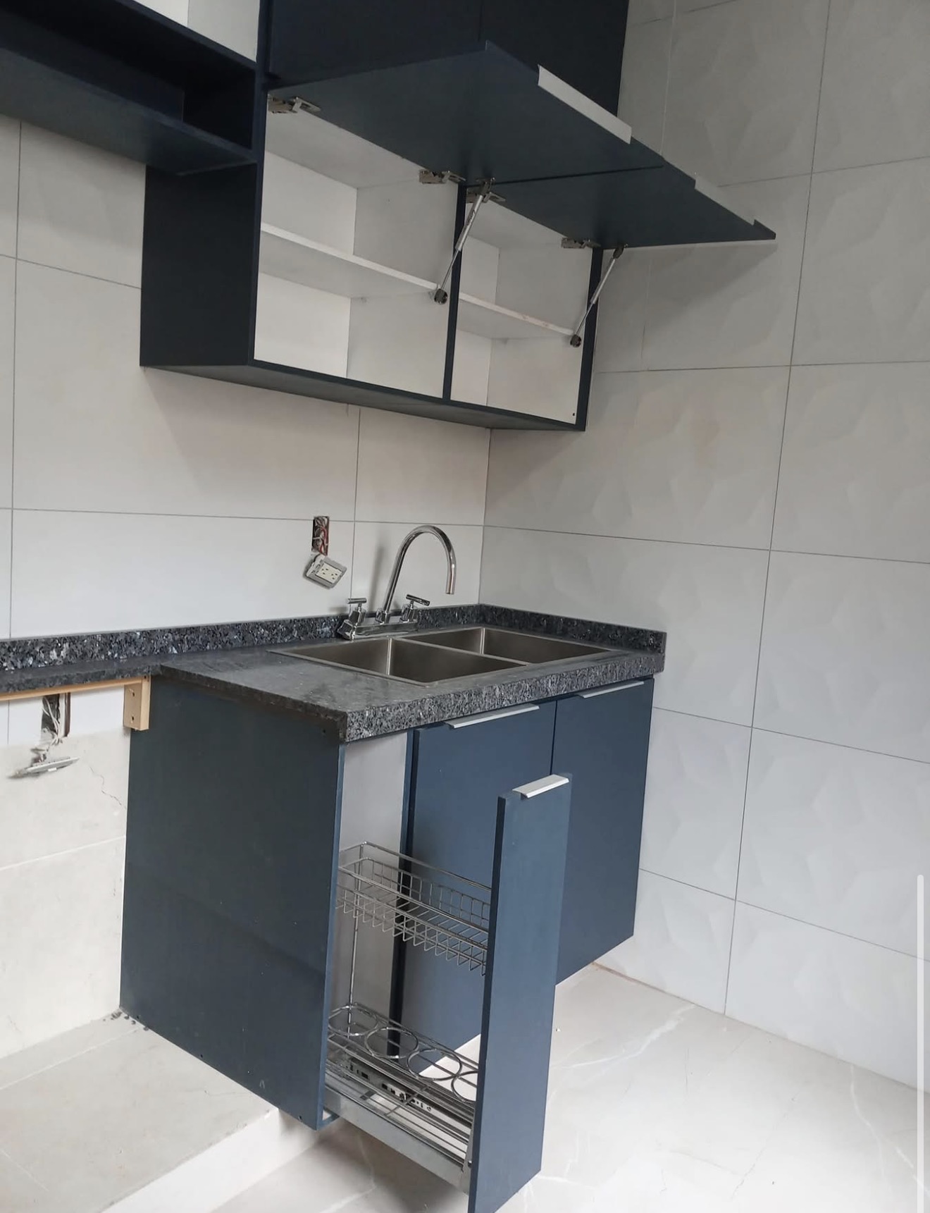 Detalle — Azul marino · Granito negro