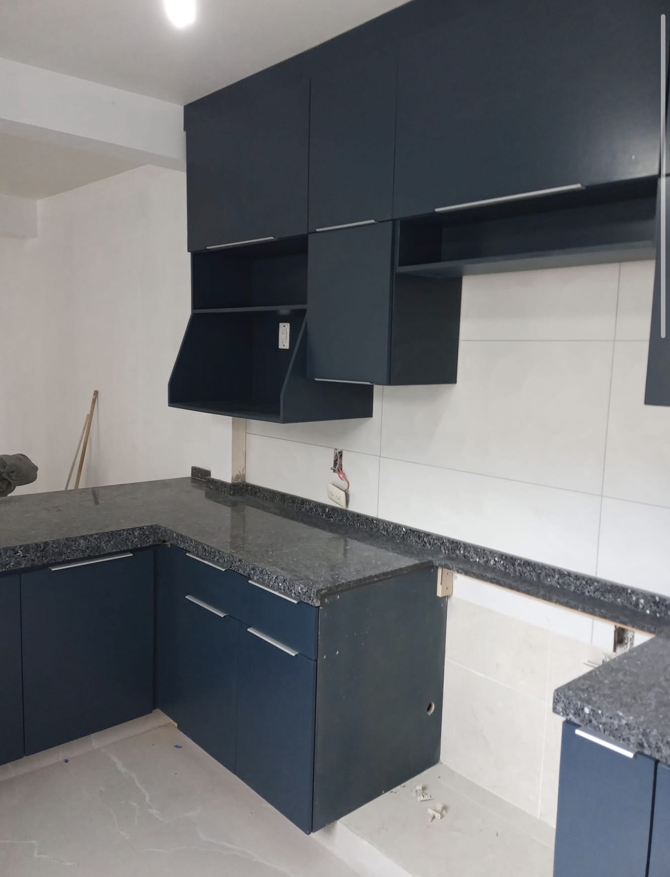 Detalle — Azul marino · Granito negro