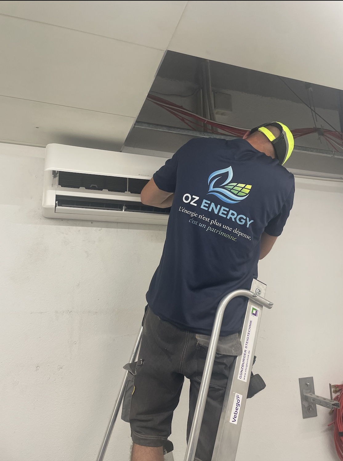 Technicien OZ Energy installant un onduleur / unité murale