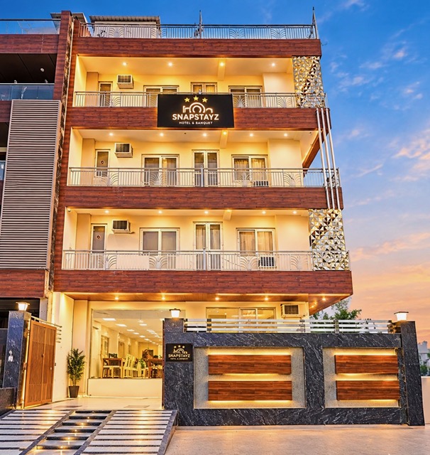 Hotel Snapstayz facade, Sector 121 Noida