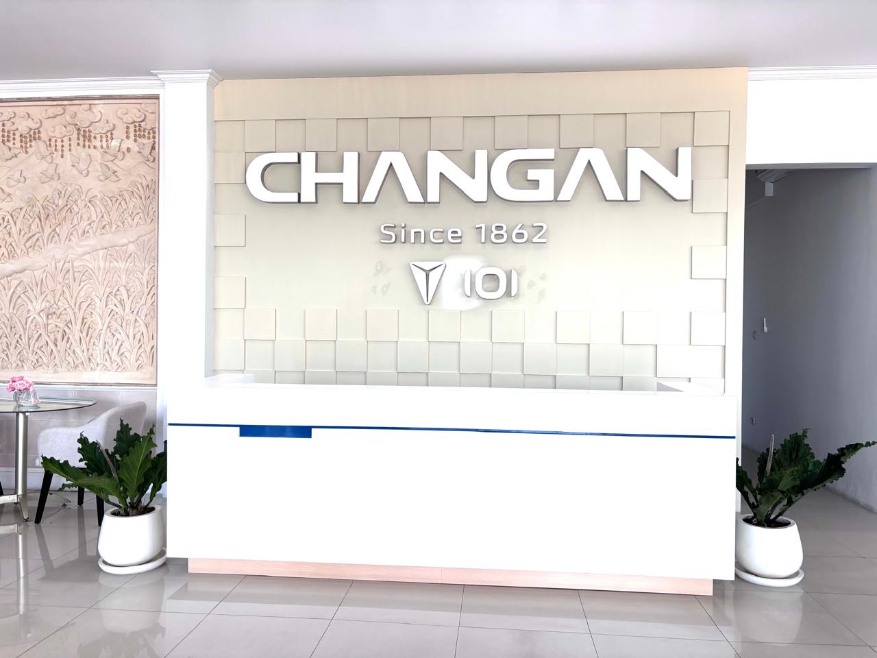 Meja resepsionis showroom Changan Jimbaran Bali