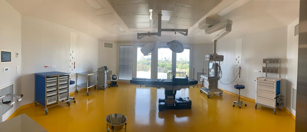 Bloc opératoire moderne de la Clinique Saint Jean où sont réalisées les interventions