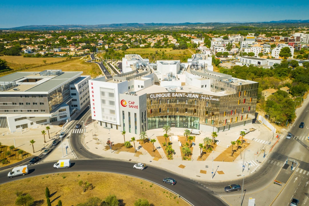 La Clinique Saint Jean à Saint-Jean-de-Védas, vue aérienne de l'entrée principale