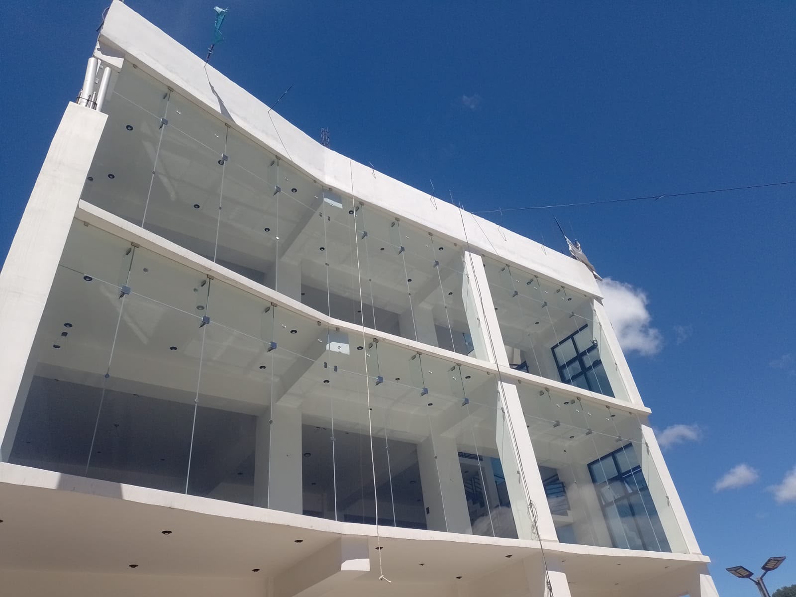 Edificio comercial de 3 niveles