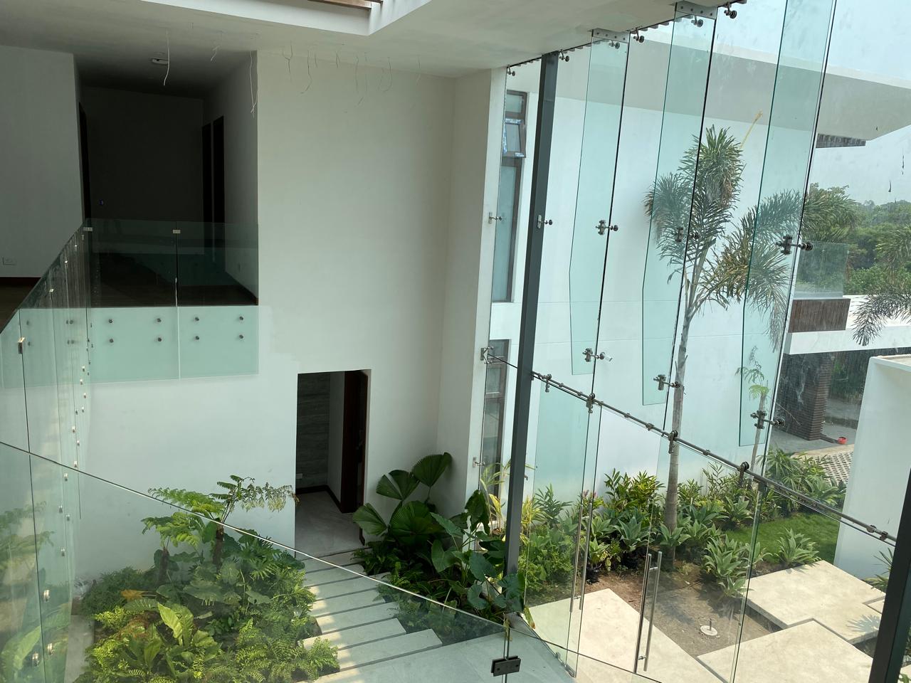 Fachada flotante con jardín interior