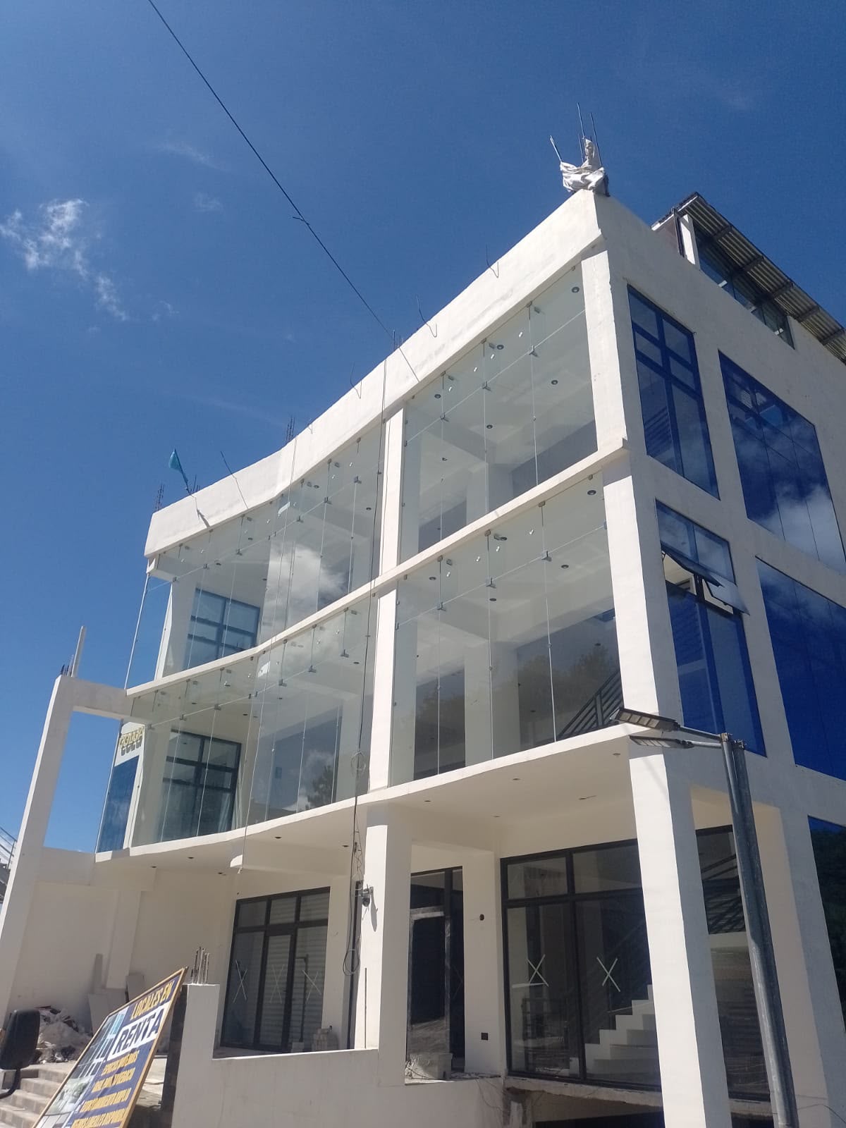 Fachada esquinera de vidrio templado