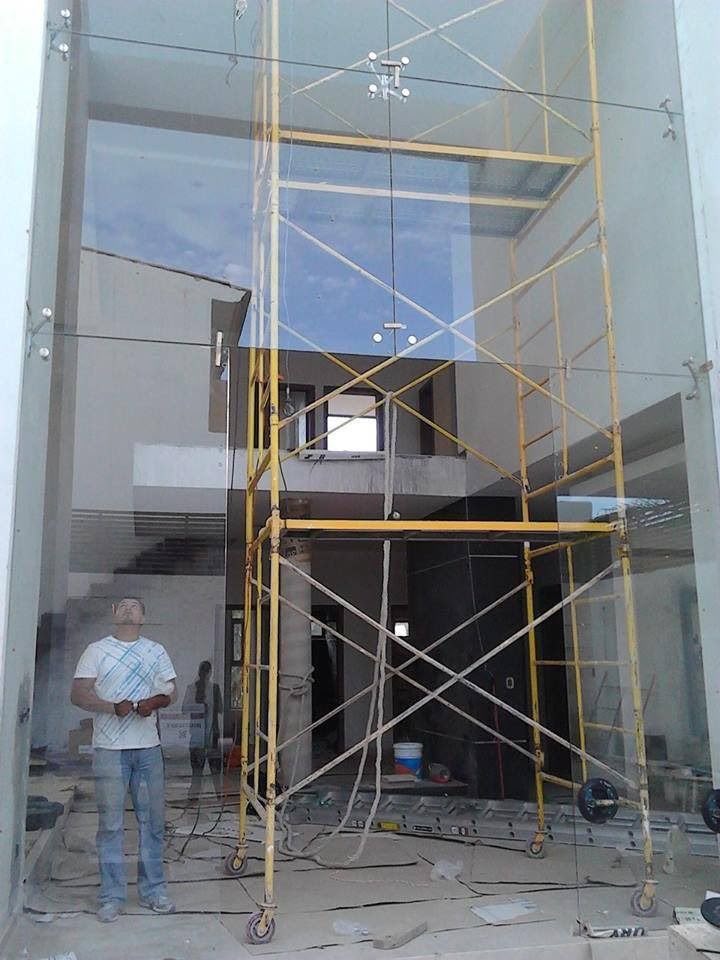 Fachada de doble altura en residencia