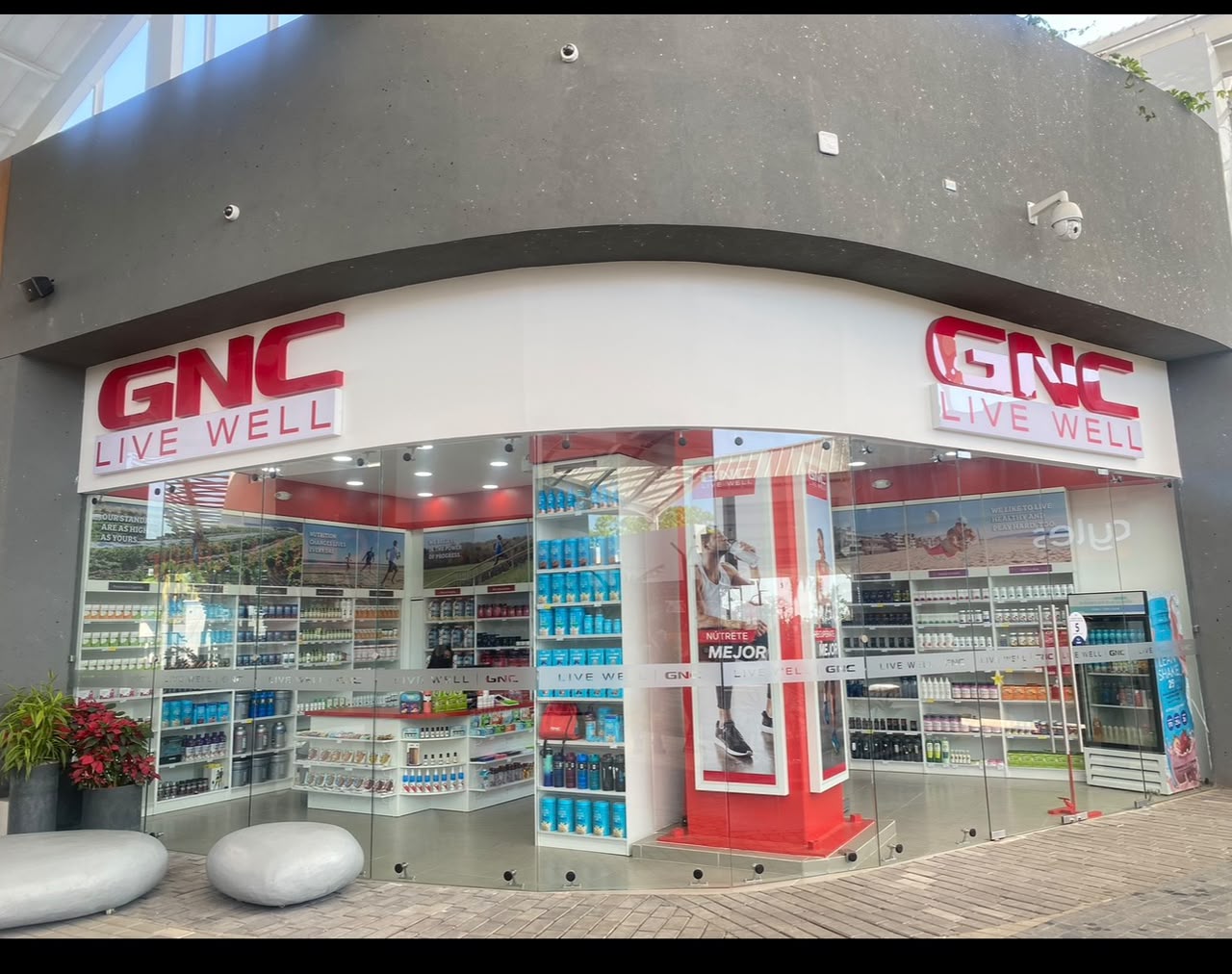 Local GNC con fachada de vidrio templado instalada