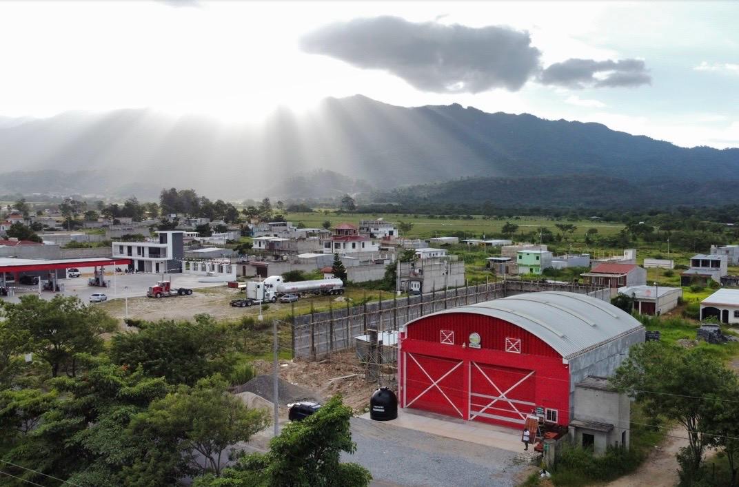 Bodega comercial con techo curvo