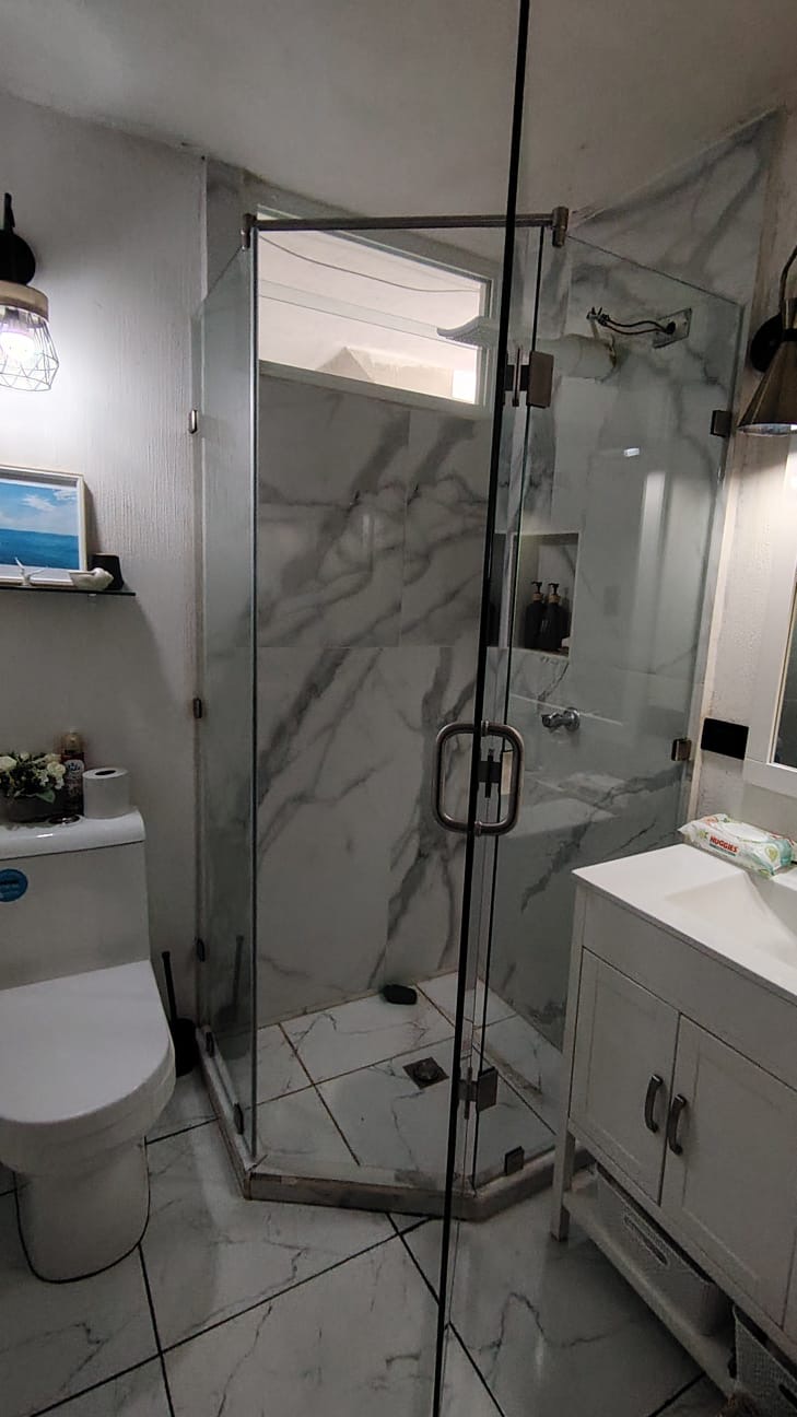 Mampara de ducha instalada profesionalmente