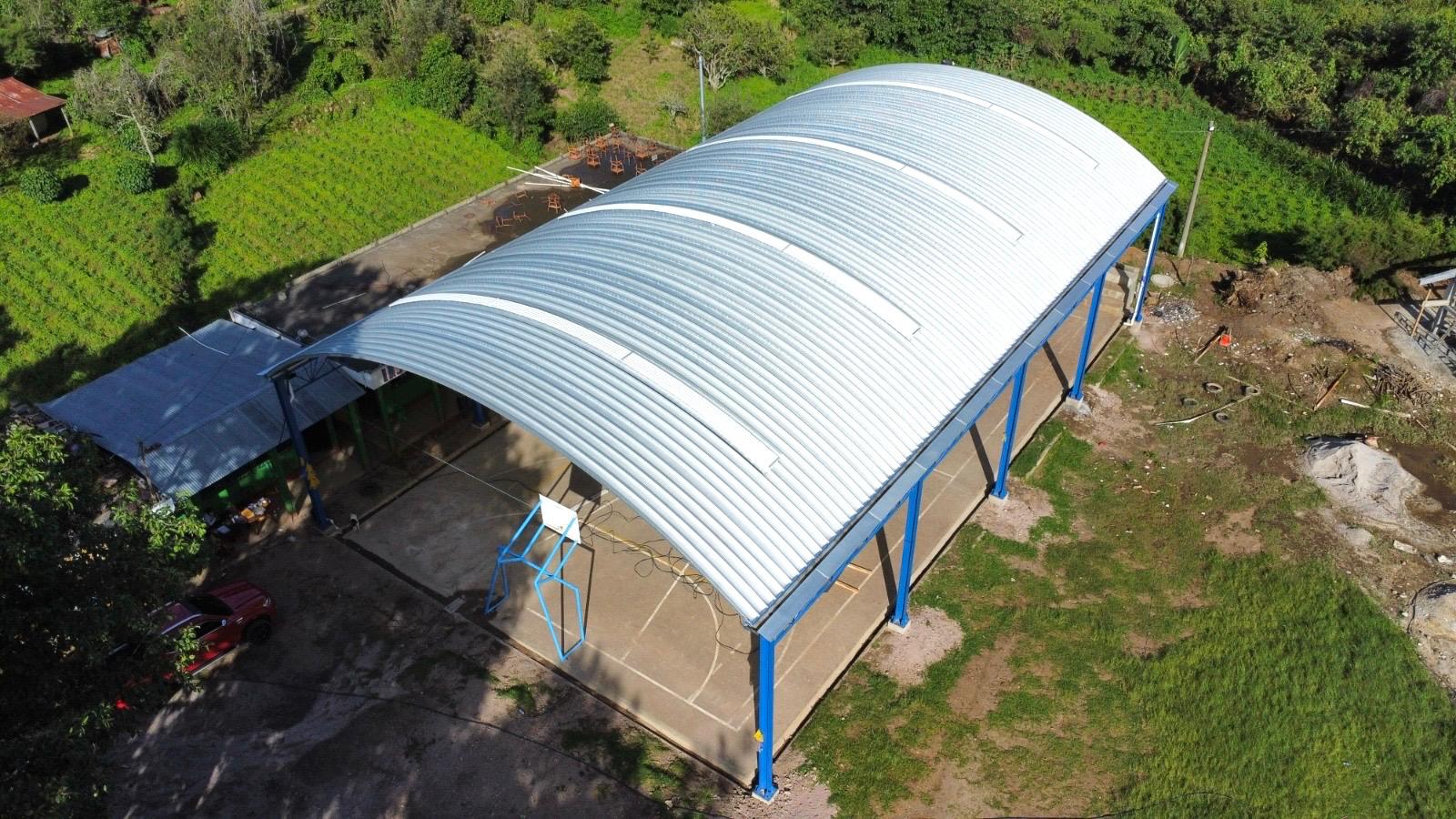 Cancha deportiva con techo curvo