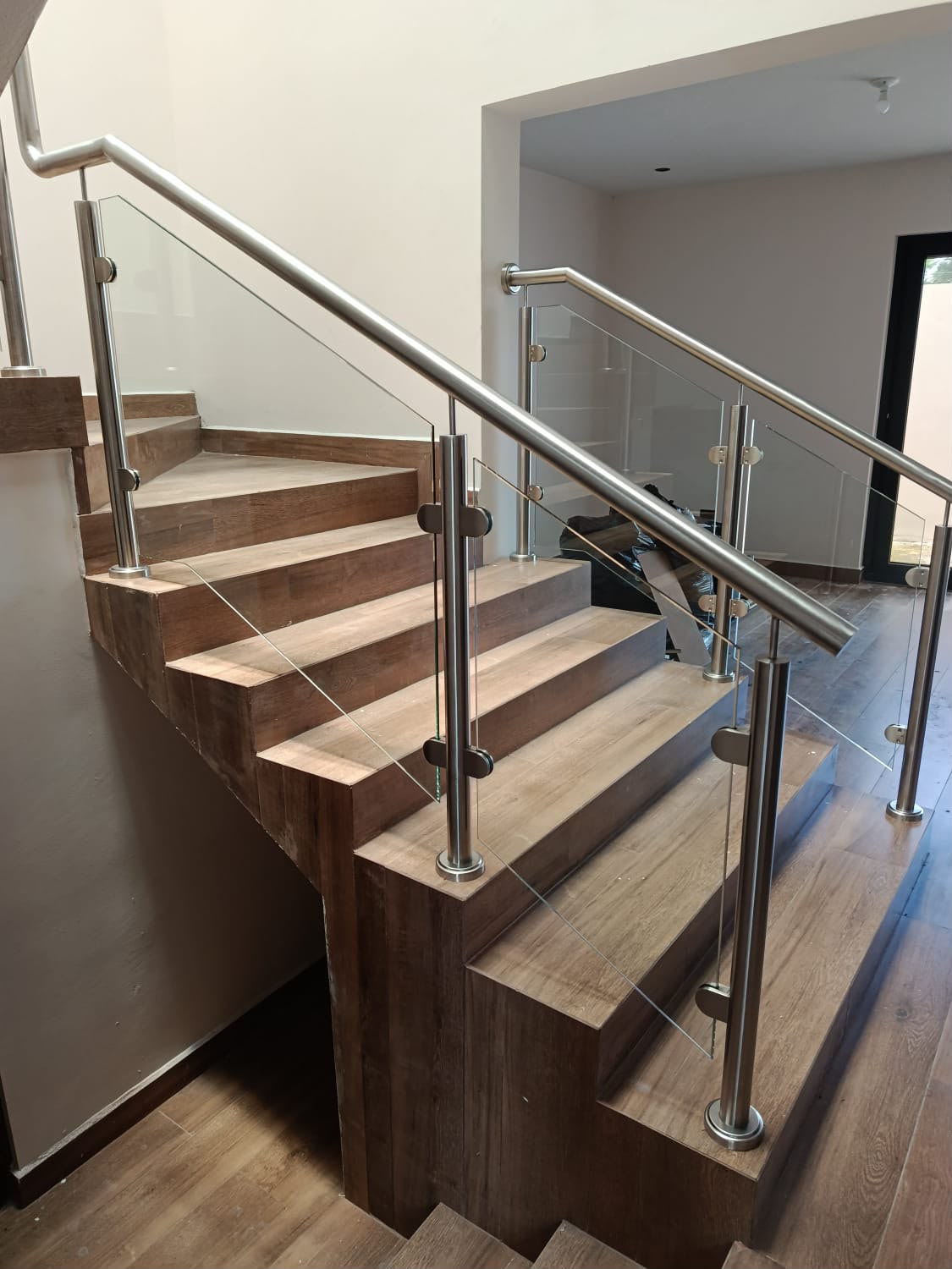 Vidrio templado en escaleras de madera