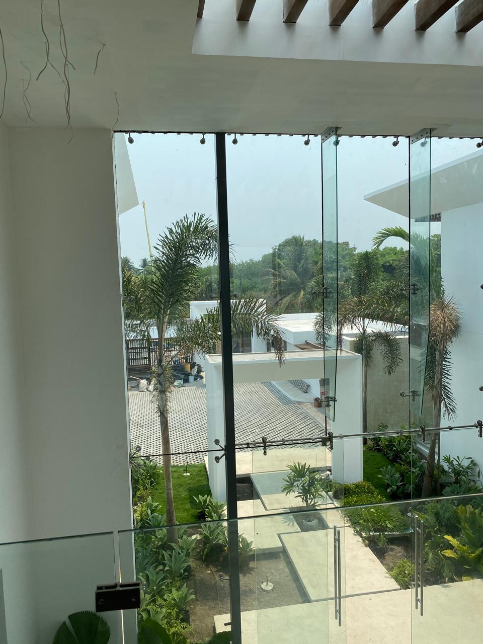 Ventanal panorámico con vista al jardín