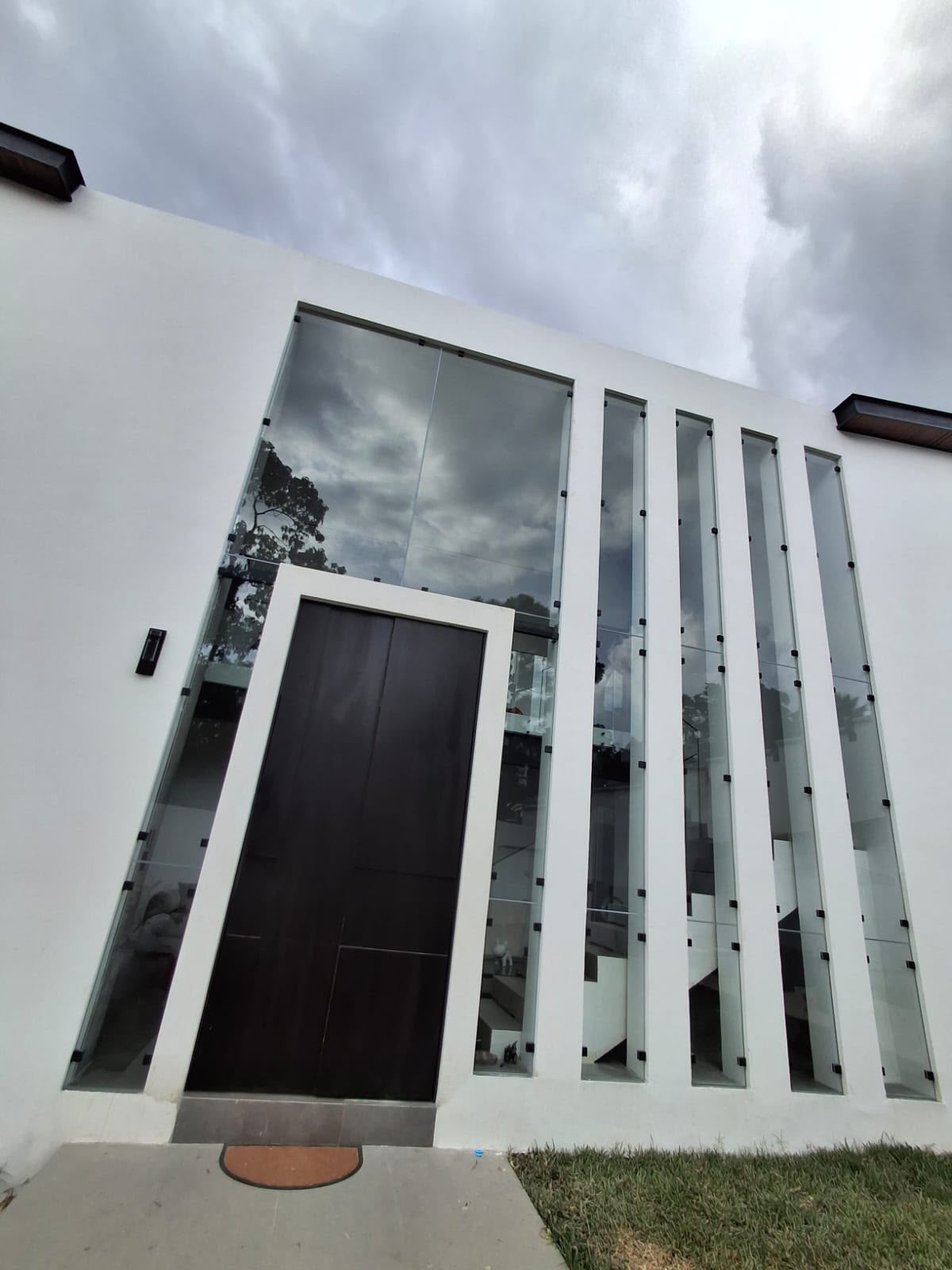 Residencia moderna con franjas de vidrio templado