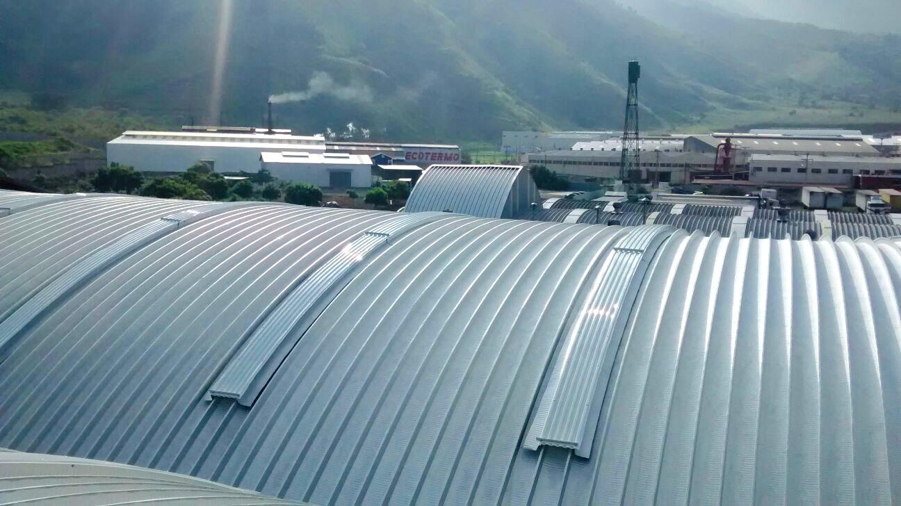 Naves industriales con techo curvo