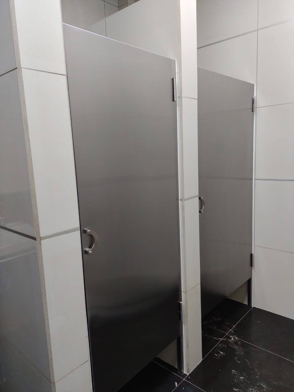 Puertas con ganchos y cerraduras inox