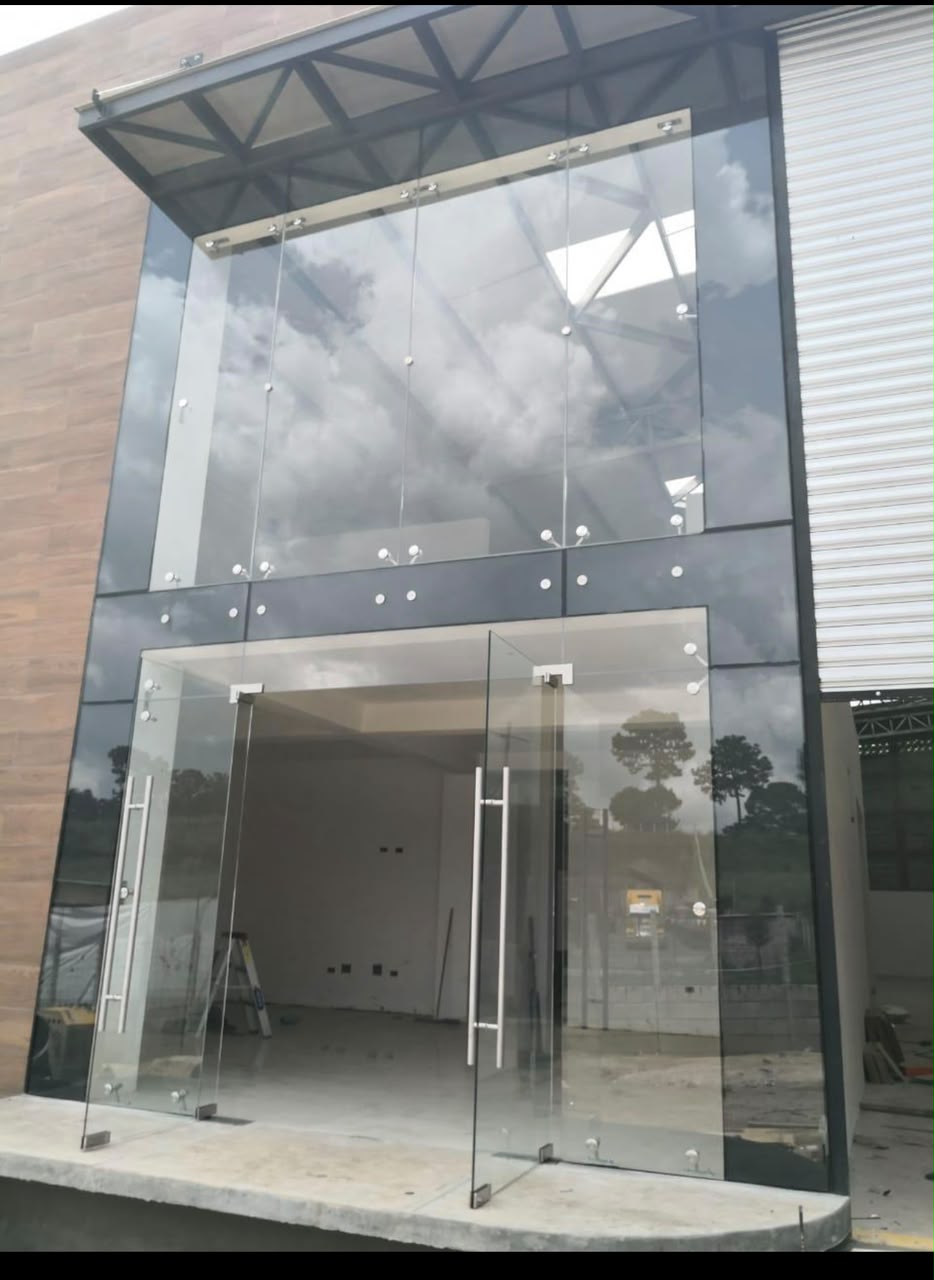 Fachada comercial con puertas de vidrio templado
