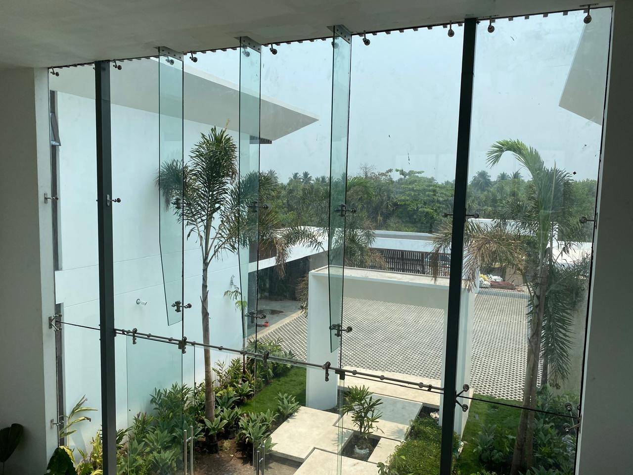 Fachada comercial de vidrio templado