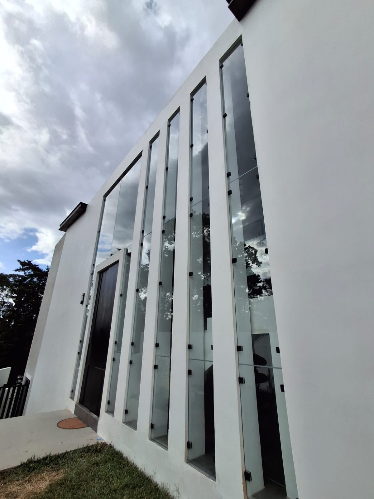 Franjas de vidrio en residencia moderna