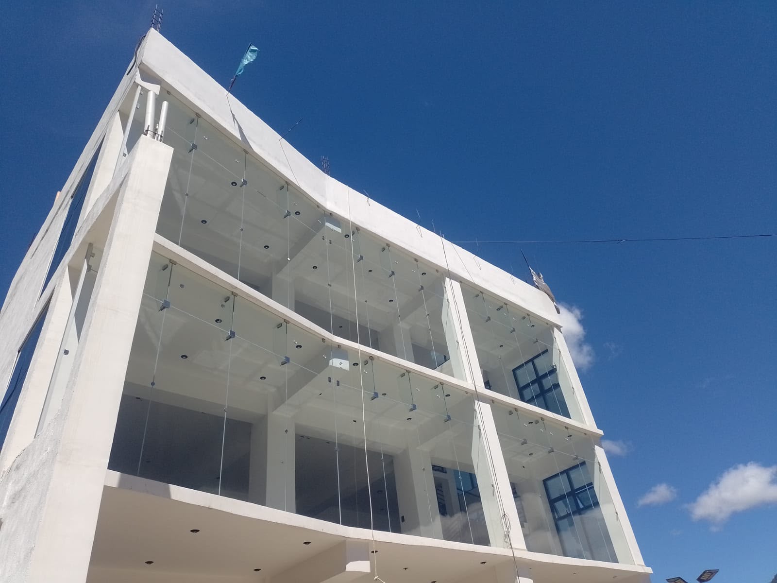 Fachada corporativa con arañas inox