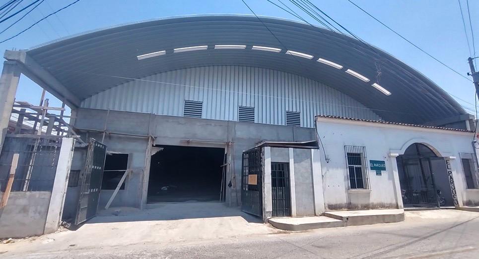 Bodega comercial con traslúcidos curvos