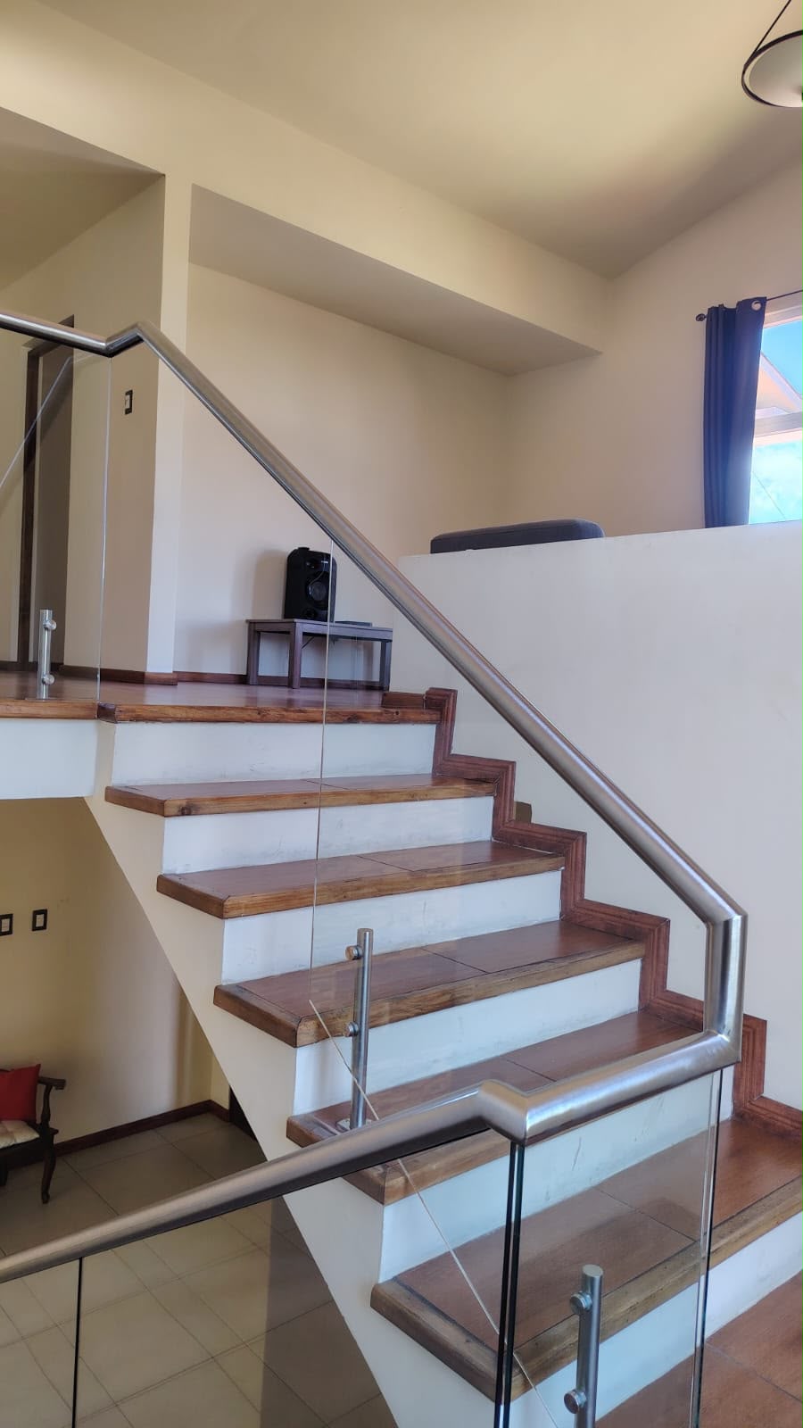 Pasamanos continuo en escaleras en L