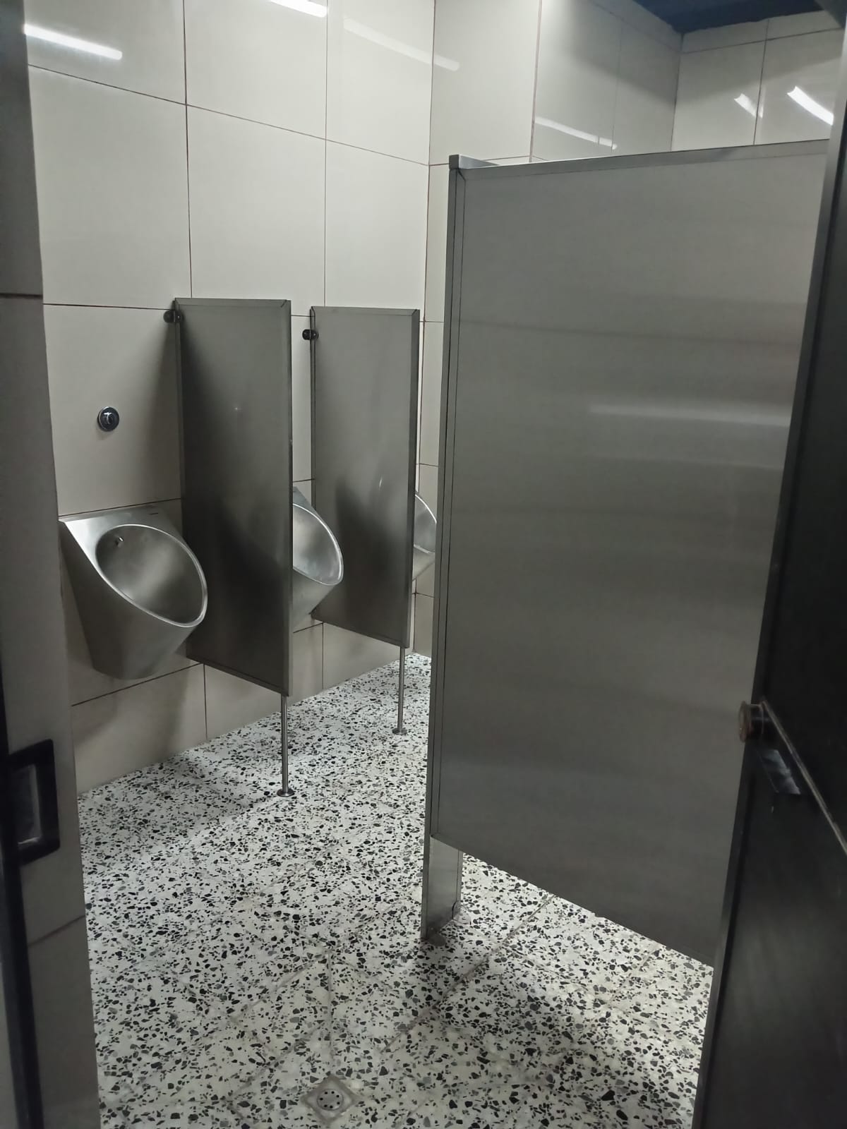 Puertas de cubículos en acero inox