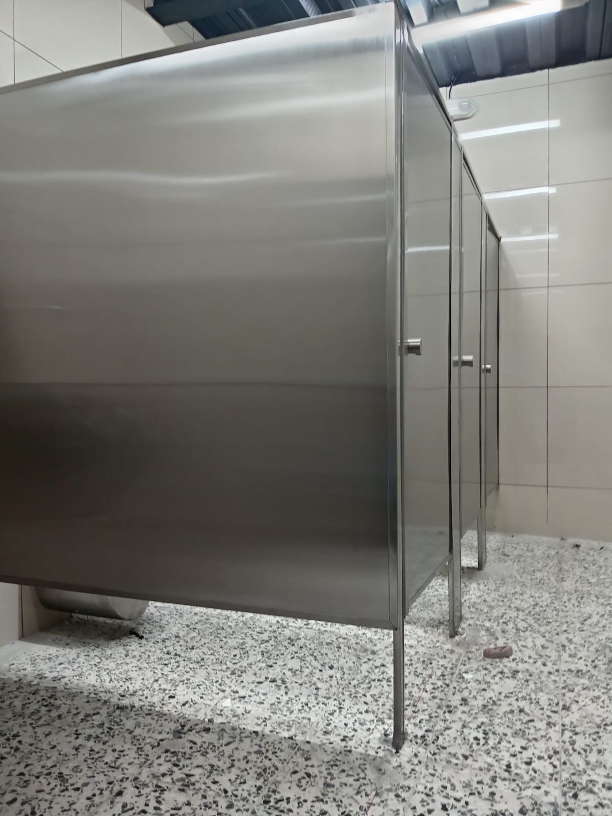 Divisiones de mingitorios instaladas