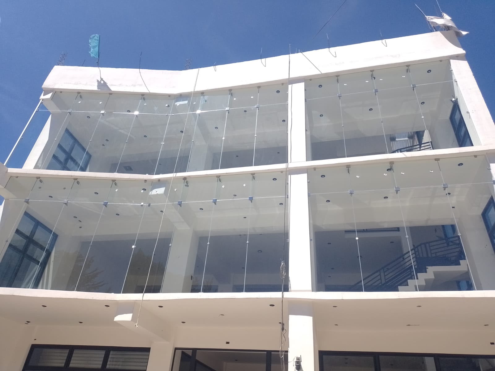 Doble nivel con vidrio de piso a cielo
