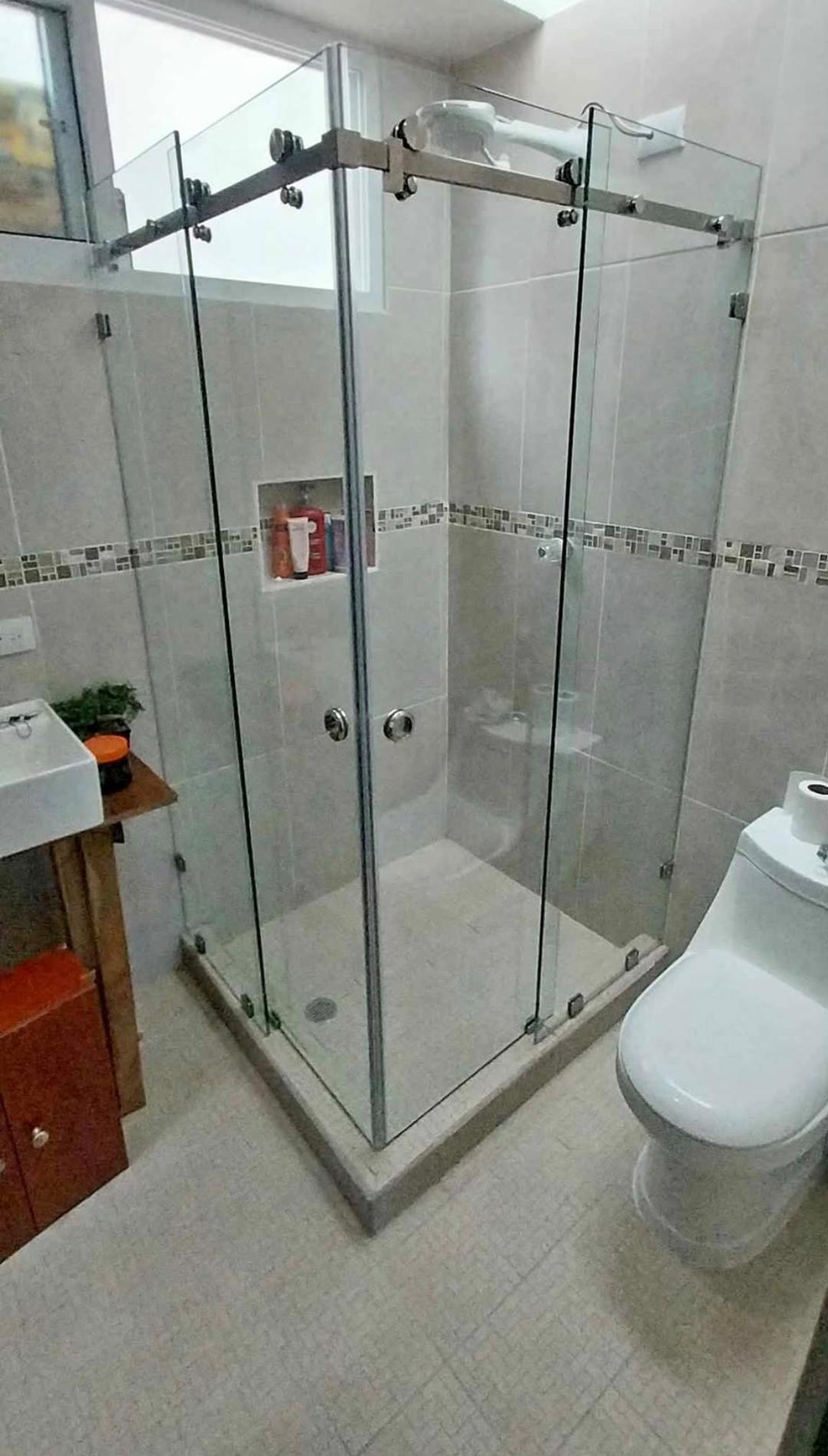 Ducha corrediza esquinera