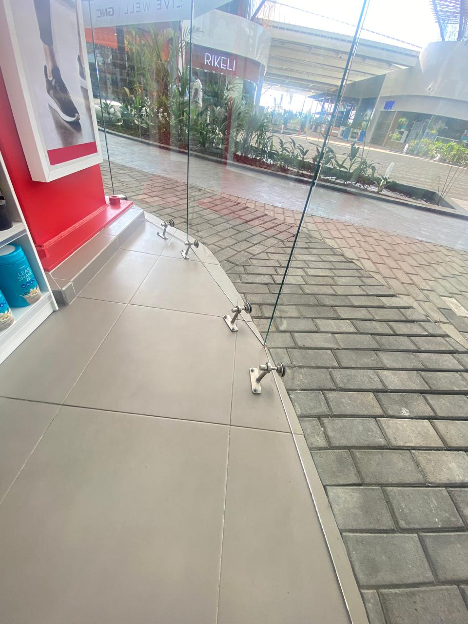 Fachada curva en centro comercial