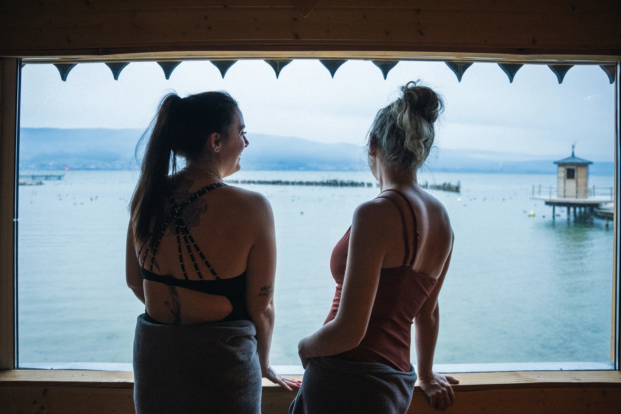 Le sauna roulotte, face à la rive enneigée