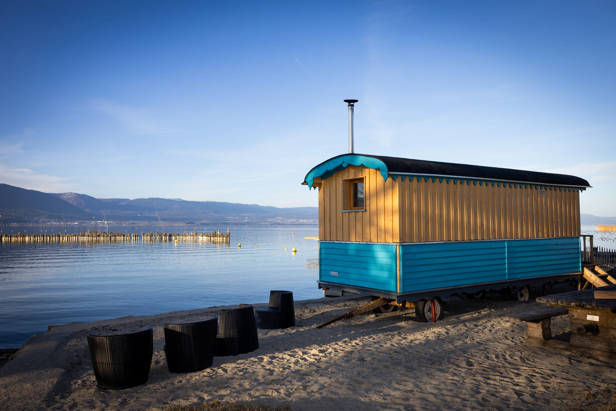 Le sauna roulotte sur la plage, au bord du lac