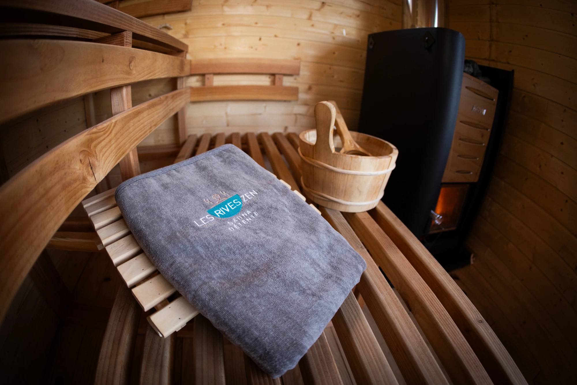 Le bain finlandais et le sauna roulotte en soirée