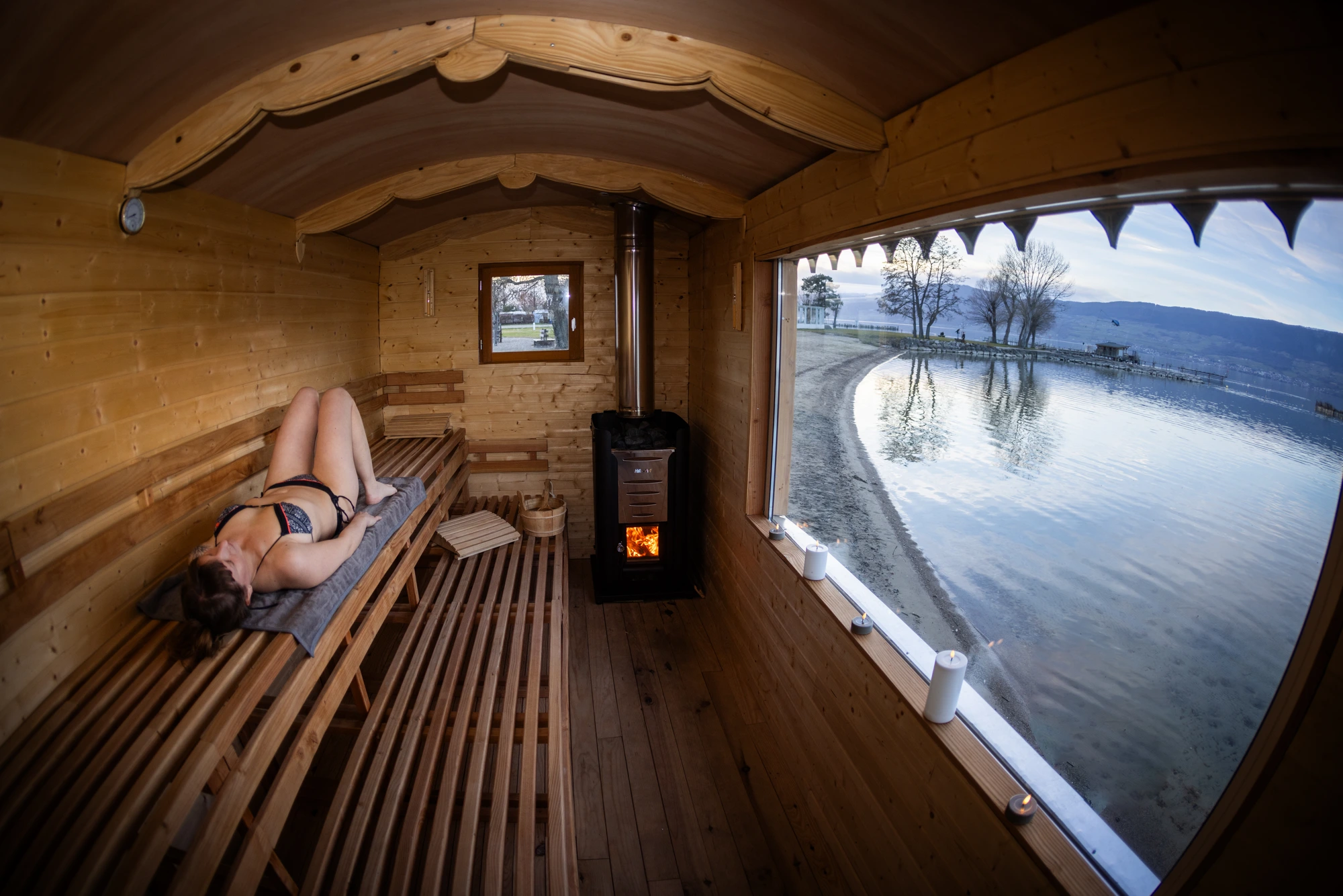 Détente au sauna roulotte, vue panoramique sur le lac