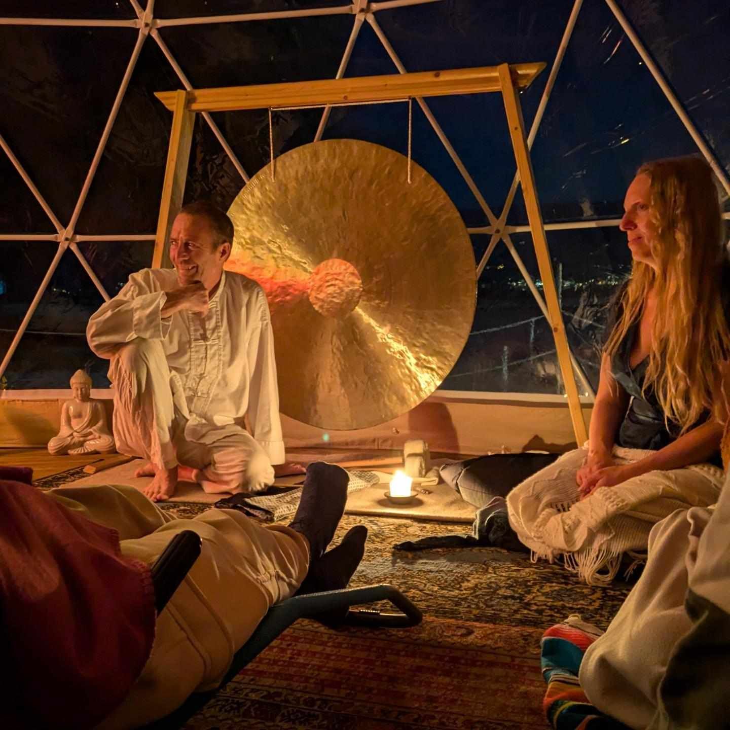 Voyage sonore au gong sous le dôme géodésique