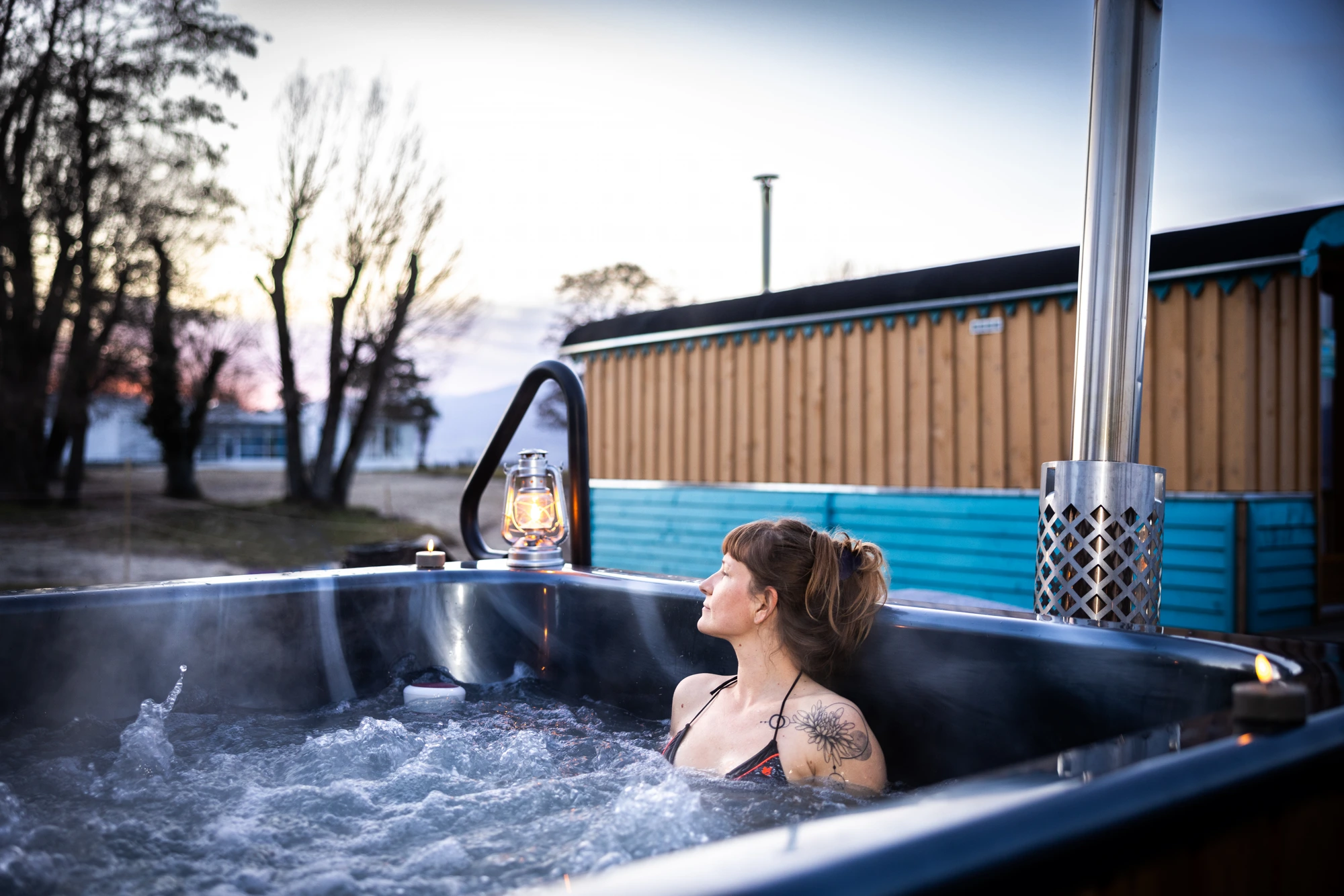 Le bain finlandais bouillonnant au crépuscule