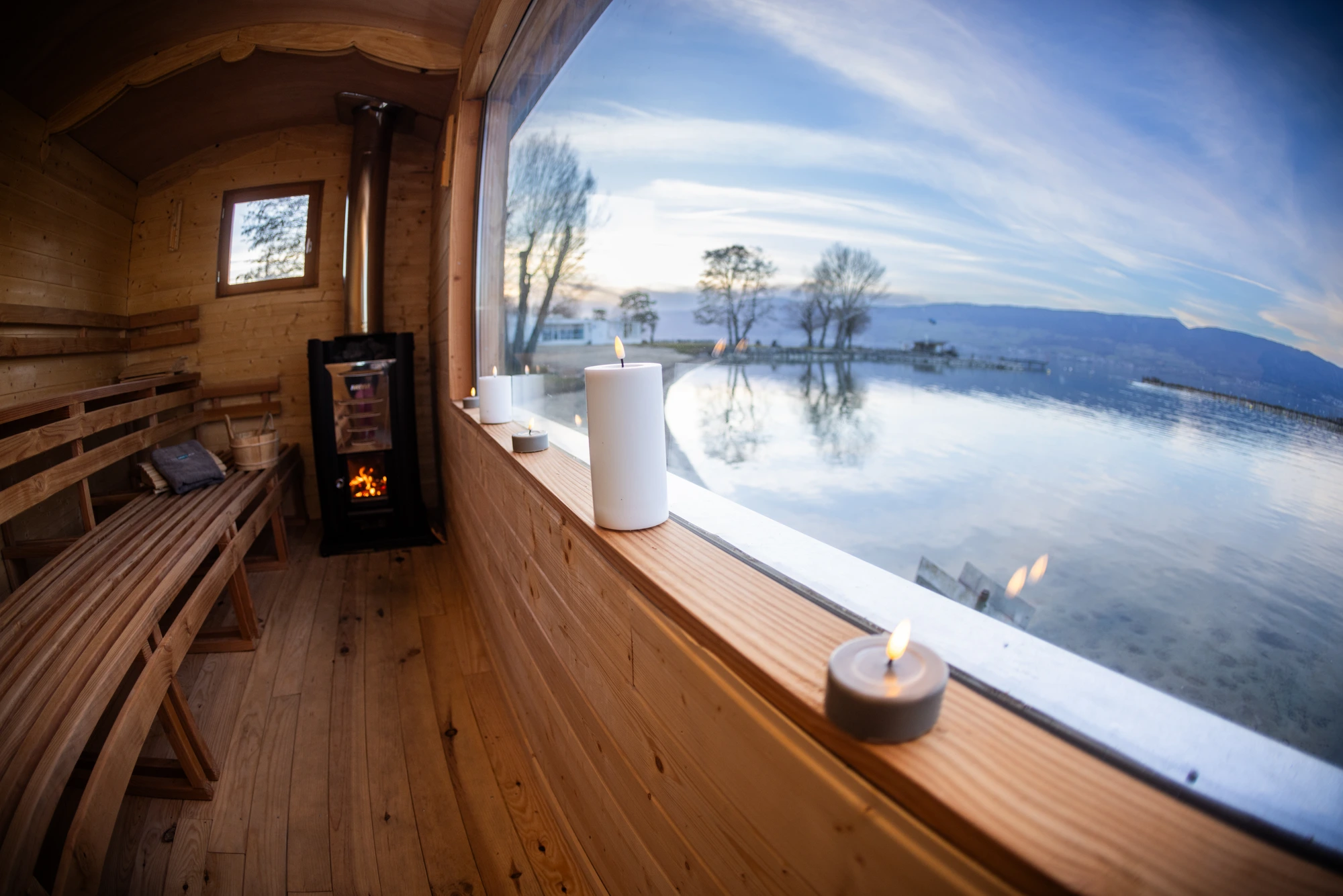 L'intérieur du sauna roulotte à la bougie, face au lac